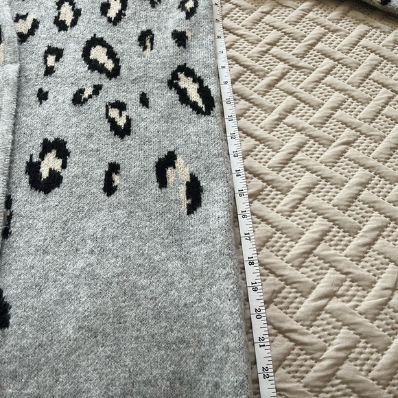Ellen Tracy Gray Animal Print Cardigan. Size M. Good condition. - Picture 12 of 13